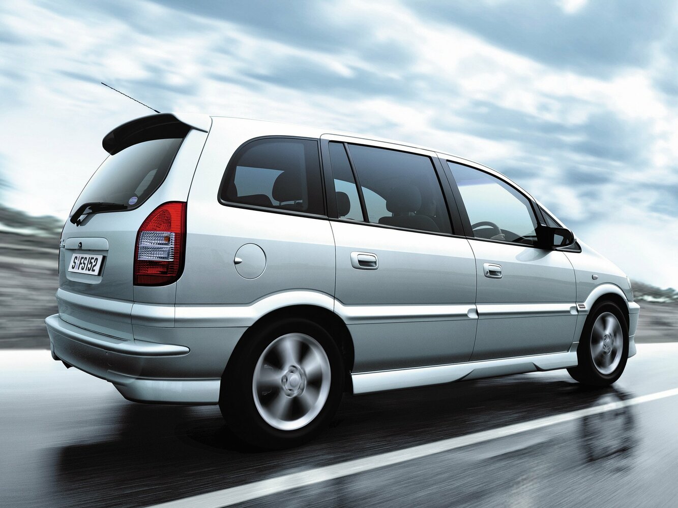 Subaru Traviq, , 2001–2004, Compact MPV: Rear three-quarter view