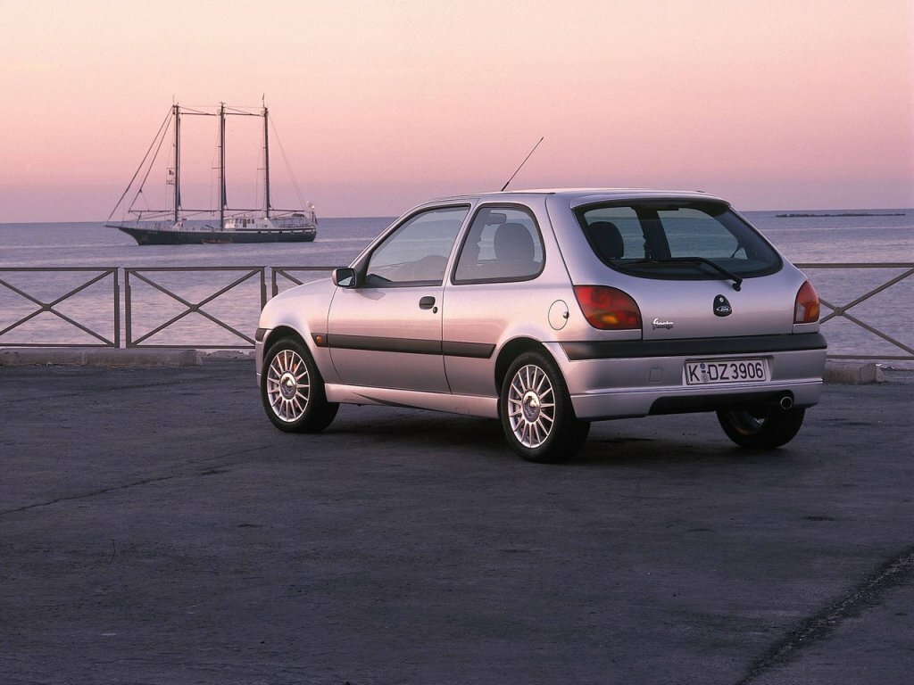 Ford Fiesta, Mk4 Рестайлинг, 1999–2002, Хэтчбек 3 дв.: Вид сзади в три четверти