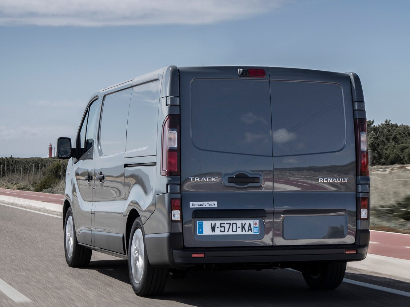 Renault Trafic, III, 2014–2021, Фургон: Вид сзади в три четверти