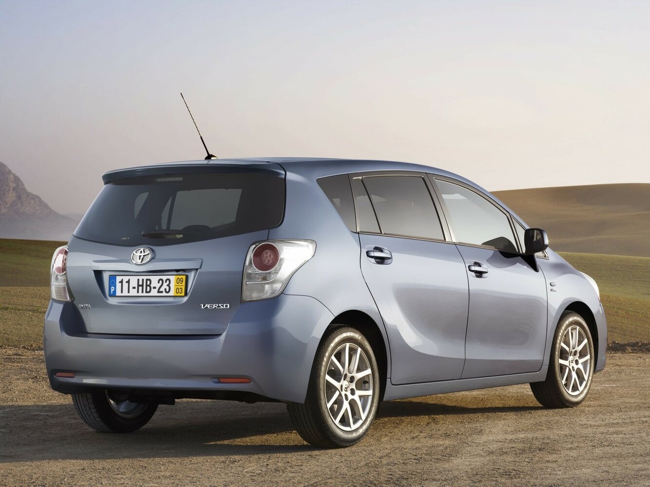 Toyota Verso, I, 2009–2012, Compact MPV: Rear three-quarter view