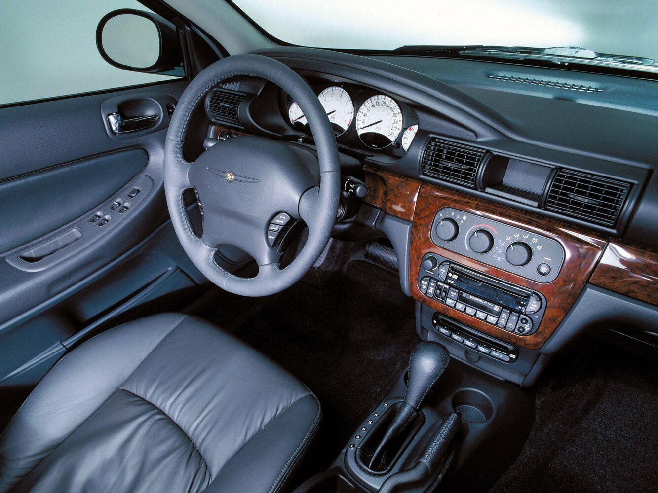 Chrysler Sebring, II, 2000–2003, Sedan: Front cabin