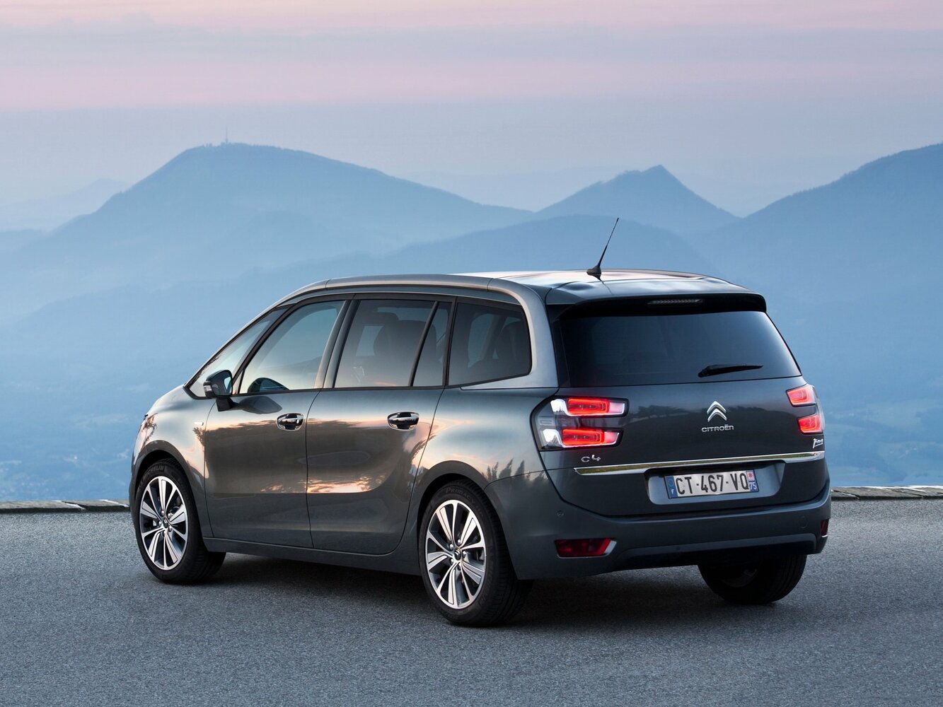 Citroen C4 Picasso, II, 2013–2016, Компактвэн Grand: Вид сзади в три четверти