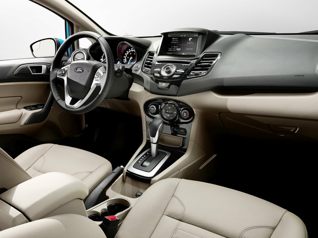 Ford Fiesta, Mk6 Рестайлинг, 2012–2019, Седан: Передняя часть салона
