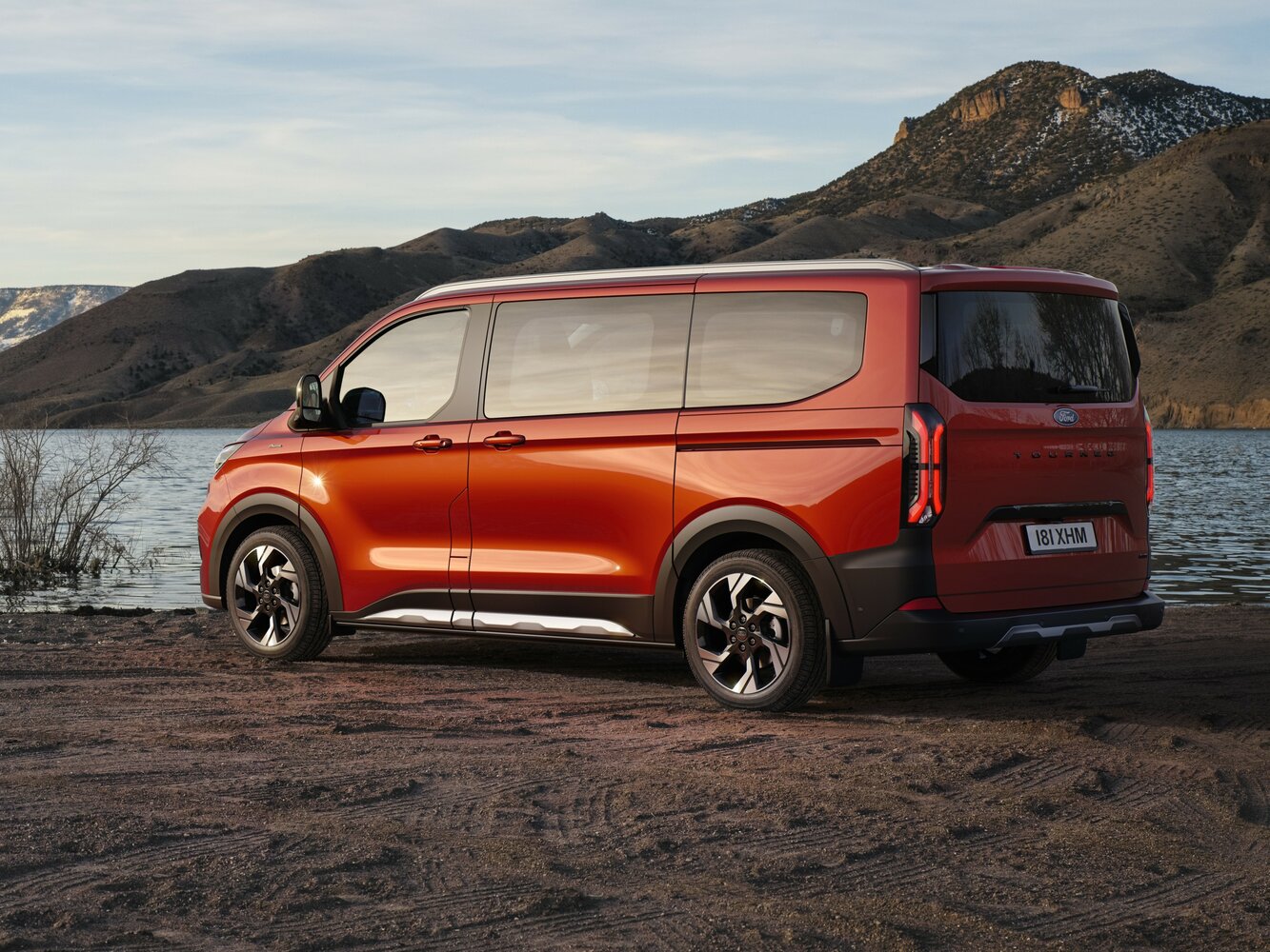 Ford Tourneo Custom, II, 2023–2026, Minivan SWB: Rear three-quarter view