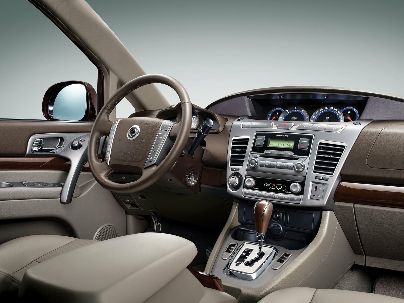 SsangYong Rodius, II, 2013–2019, Минивэн: Передняя часть салона