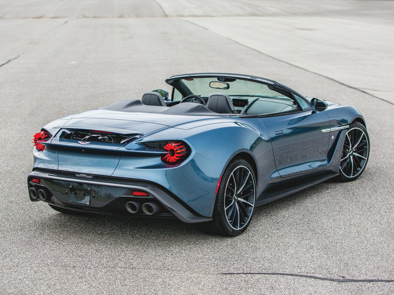 Aston Martin Vanquish Zagato, II, 2016–2018, Кабриолет Volante: Вид сзади в три четверти