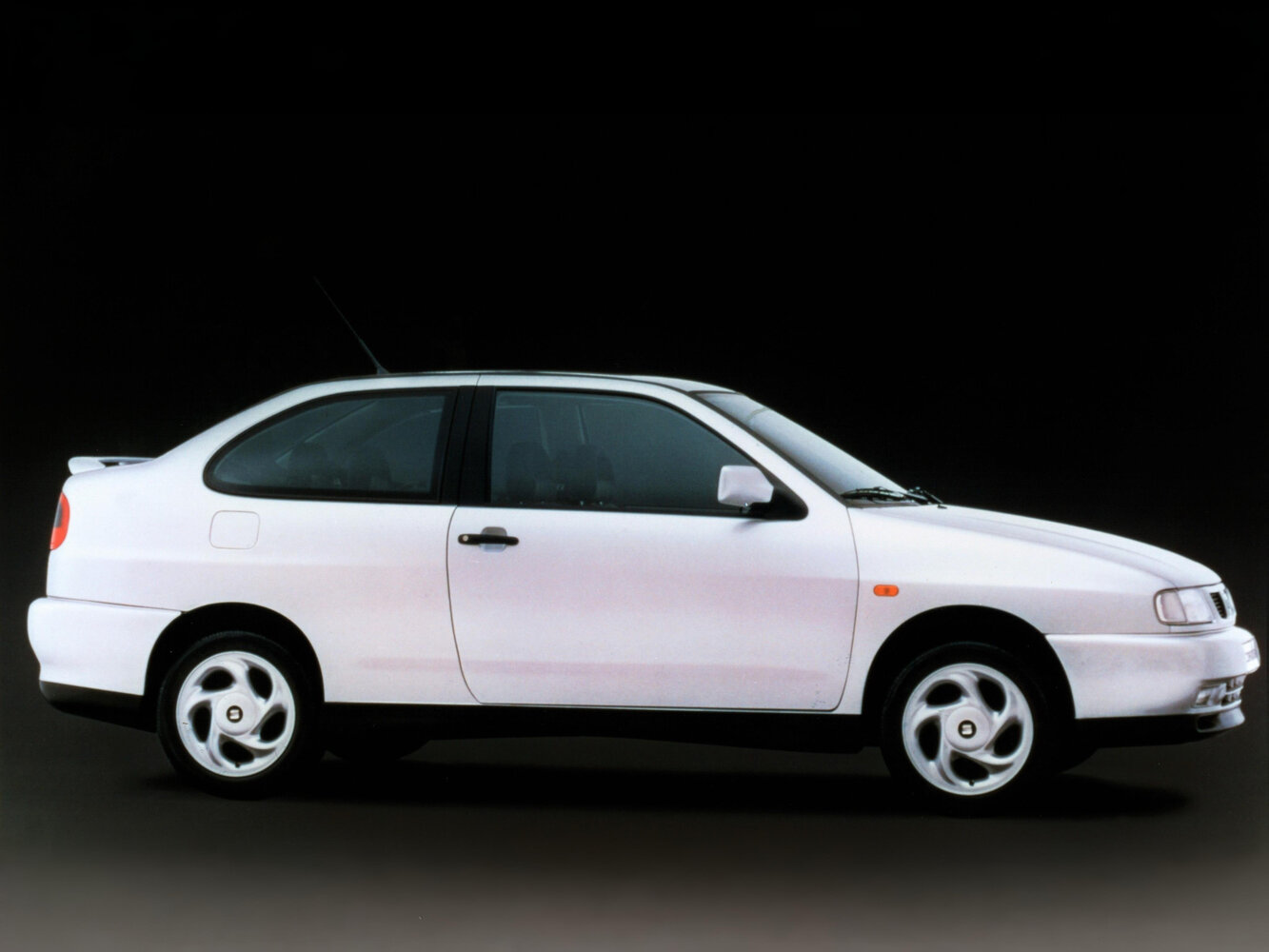 SEAT Cordoba, I, 1993–1999, Купе: Вид сбоку