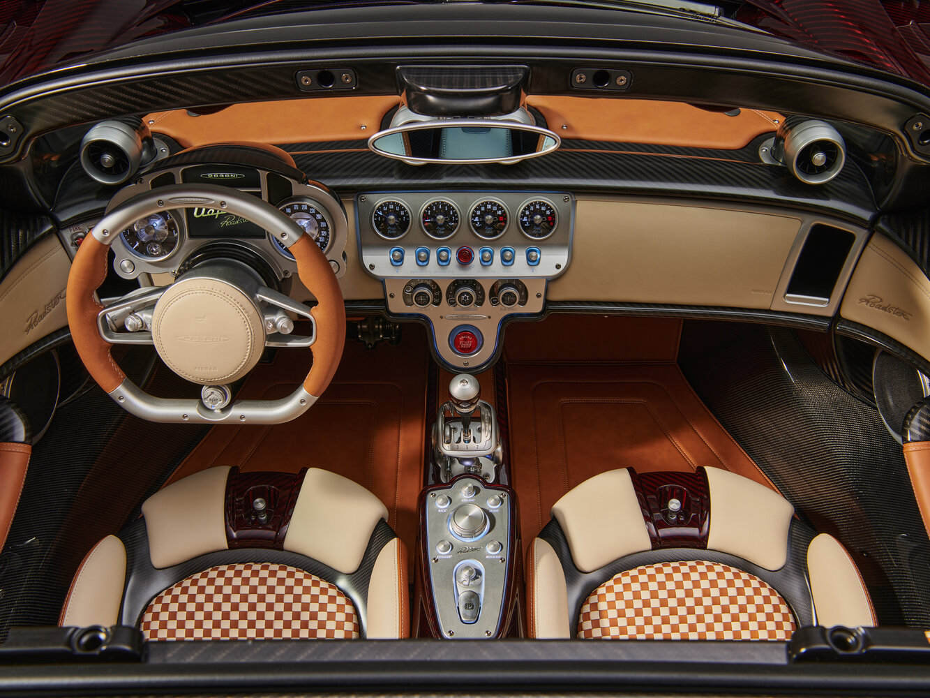 Pagani Utopia, , 2022–2026, Родстер Roadster: Передняя панель
