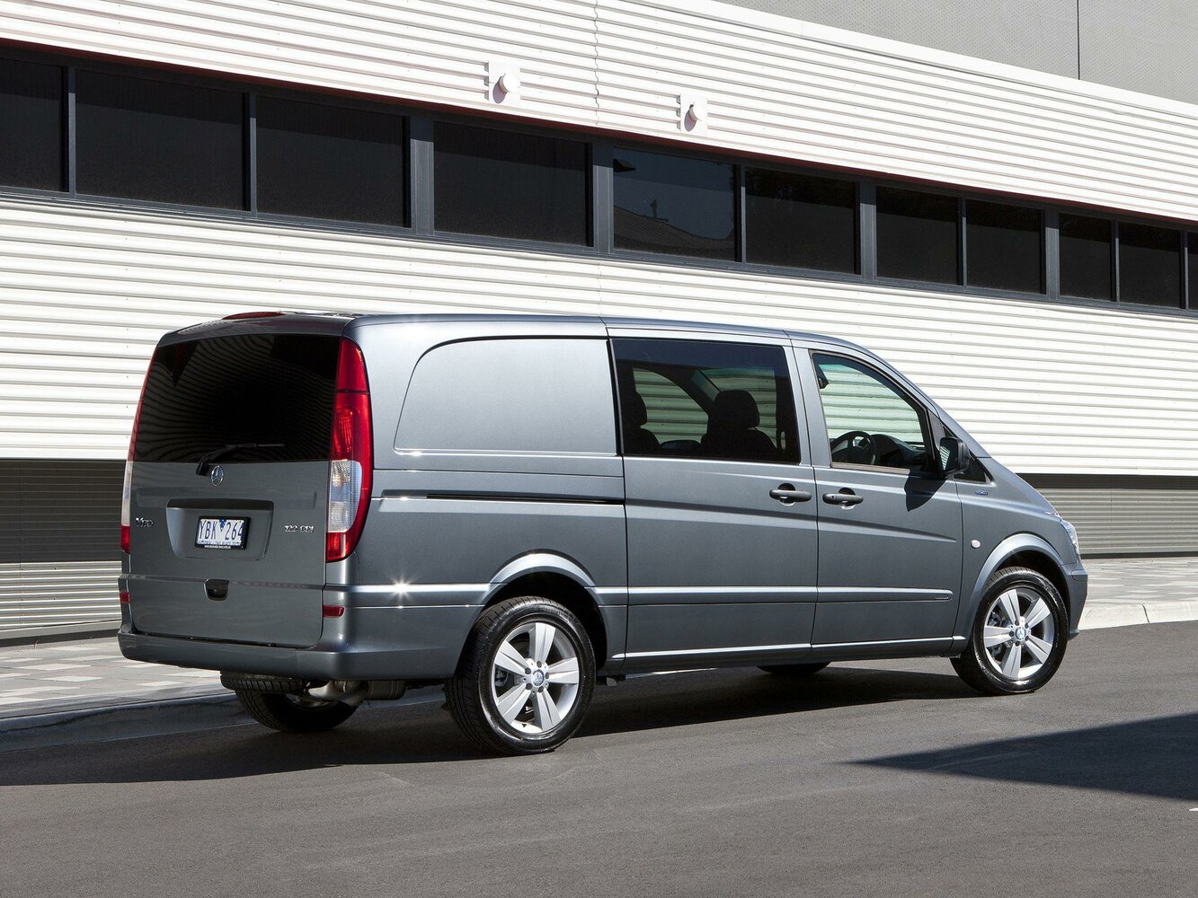 Mercedes-Benz Vito, II (W639) Рестайлинг, 2010–2014, Минивэн L2: Вид сзади в три четверти