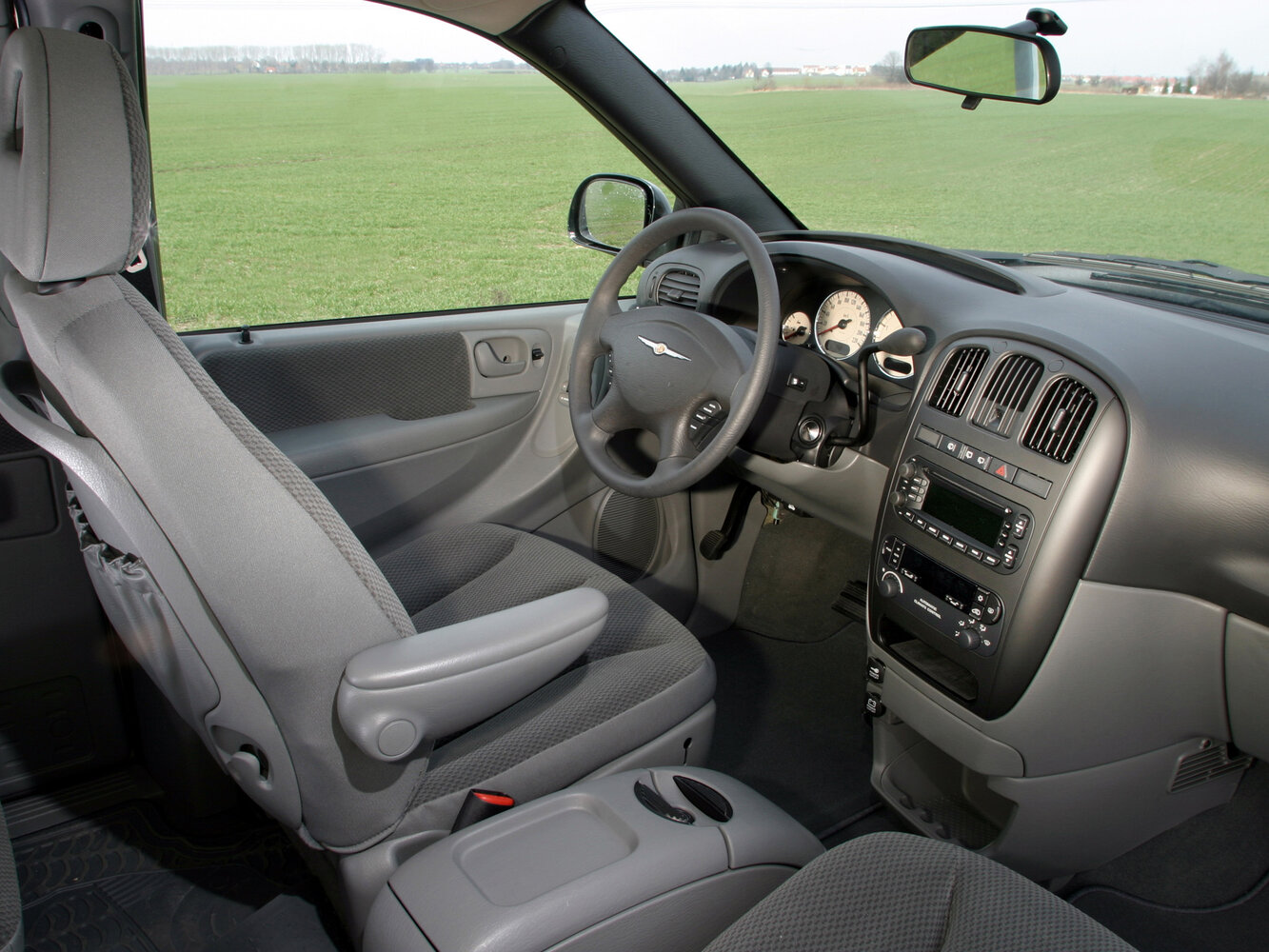 Chrysler Voyager, IV Рестайлинг, 2004–2008, Минивэн: Передняя часть салона