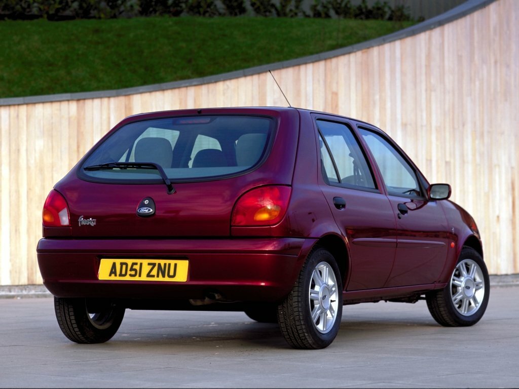 Ford Fiesta, Mk4 Рестайлинг, 1999–2002, Хэтчбек 5 дв.: Вид сзади в три четверти