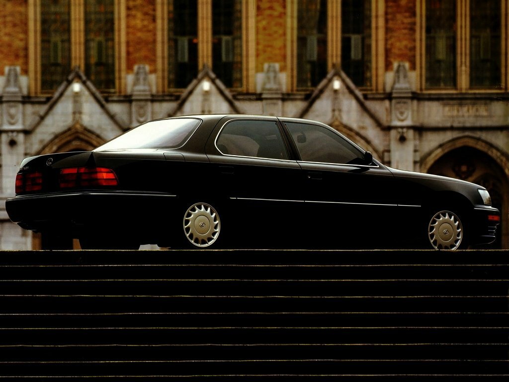 Lexus LS, I, 1989–1994, Седан: Вид сзади в три четверти