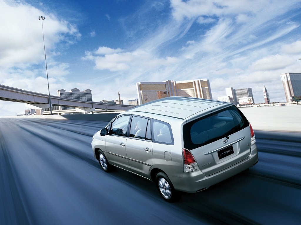 Toyota Innova, I, 2004–2015, Compact MPV: Rear three-quarter view