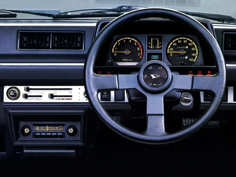Daihatsu Charade, I, 1977–1983, Хэтчбек 5 дв.: Передняя панель
