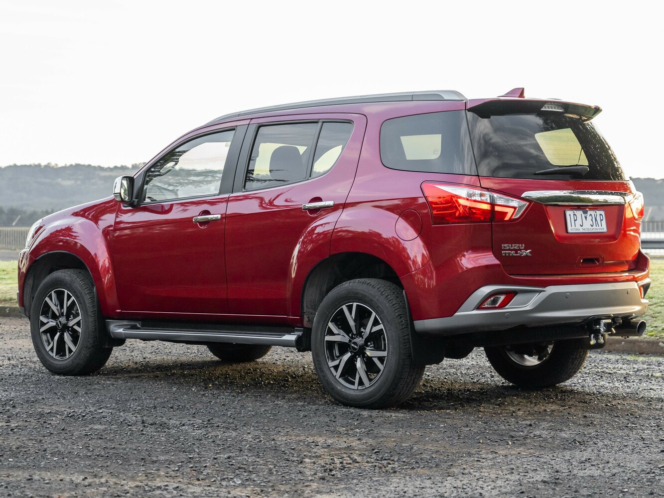 Isuzu MU-X, I Рестайлинг, 2017–2020, Внедорожник 5 дв.: Вид сзади в три четверти
