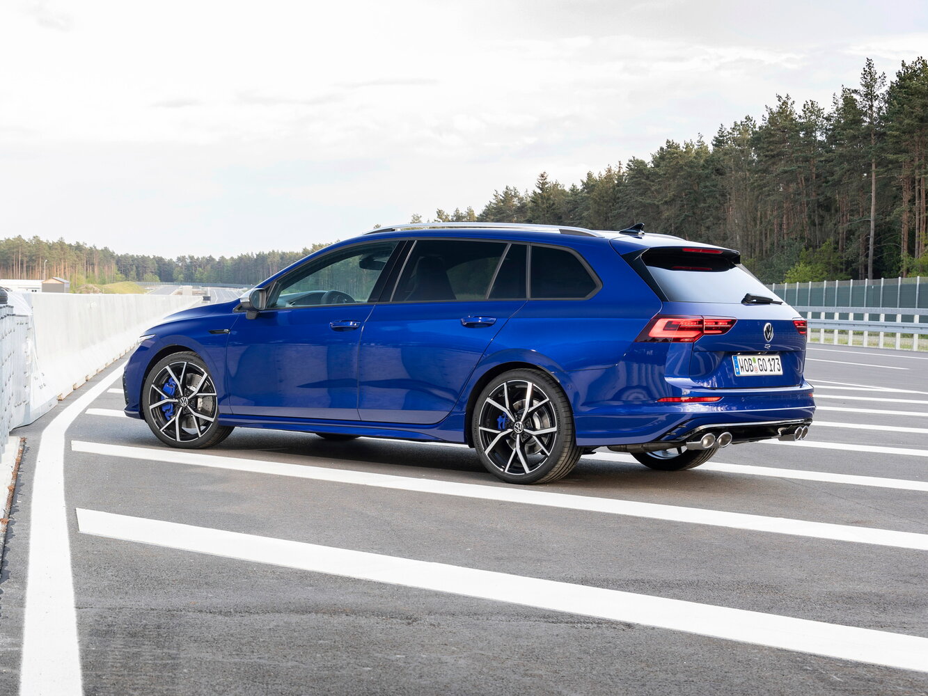 Volkswagen Golf R, VIII, 2020–2024, Универсал 5 дв.: Вид сзади в три четверти