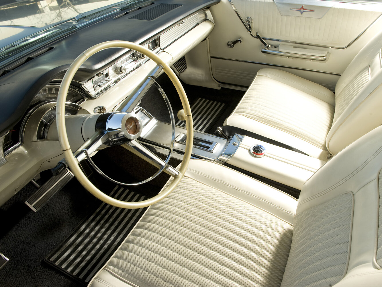 Chrysler 300 Letter Series, V (300L), 1965–1965, Купе-хардтоп: Передняя часть салона