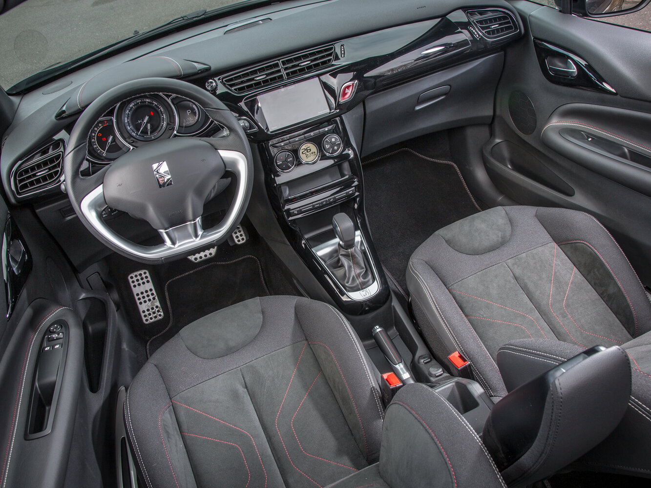 DS 3, I facelift, 2016–2019, Convertible: Front cabin