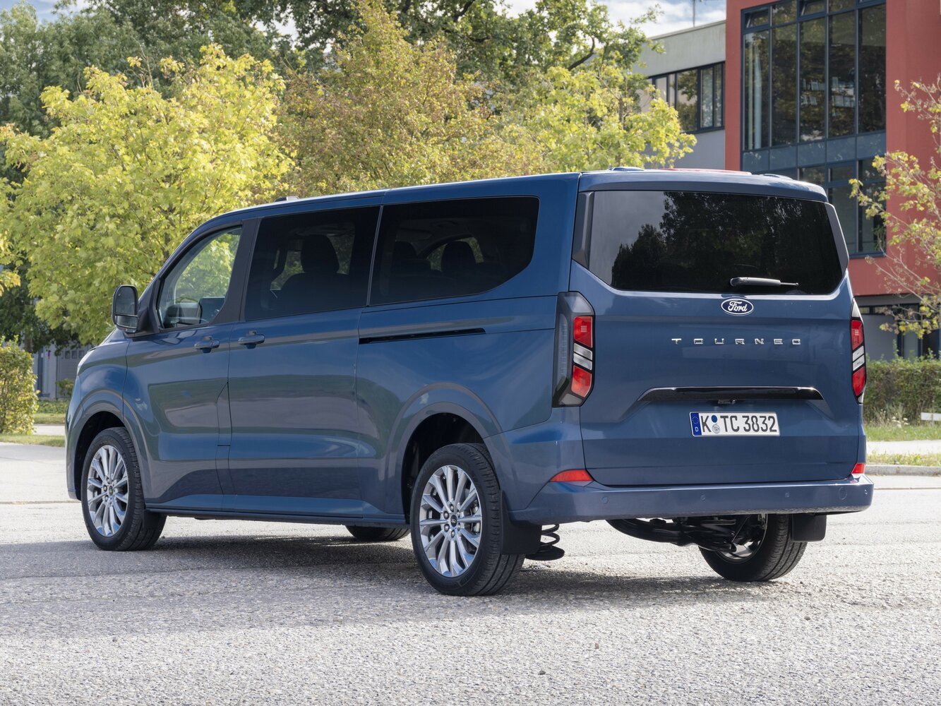 Ford Tourneo Custom, II, 2023–2026, Minivan LWB: Rear three-quarter view