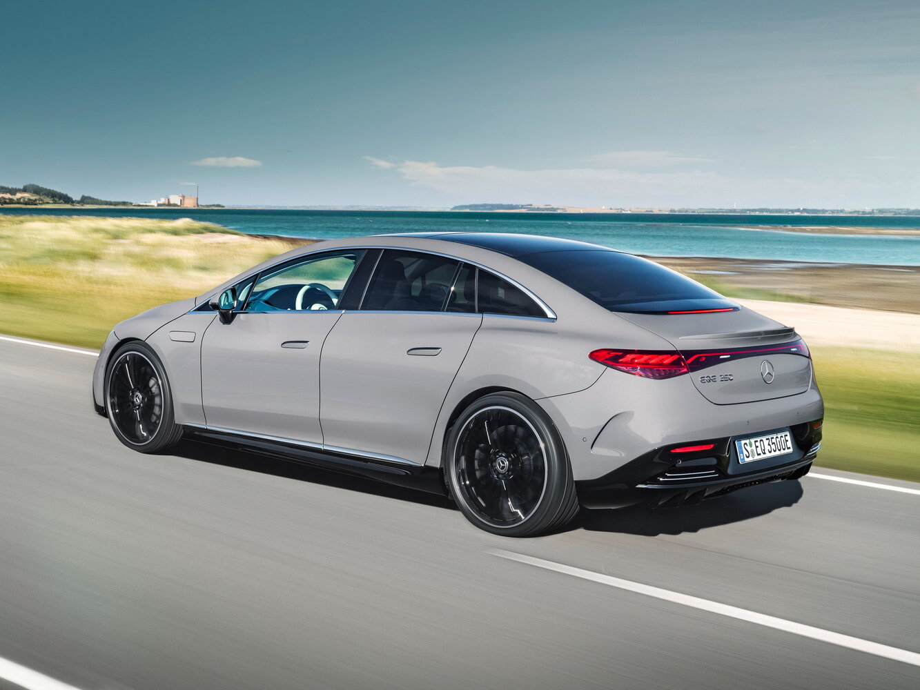 Mercedes-Benz EQE, , 2022–2026, Седан: Вид сзади в три четверти