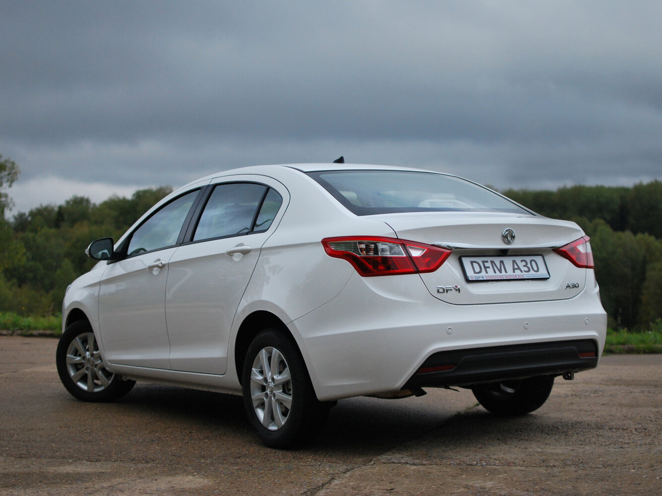 Dongfeng A30, I, 2014–2019, Седан: Вид сзади в три четверти