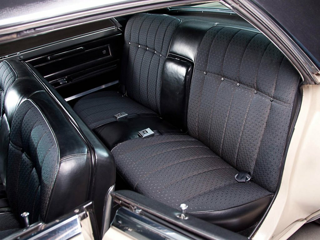 Cadillac DeVille, III, 1965–1970, Седан: Задняя часть салона