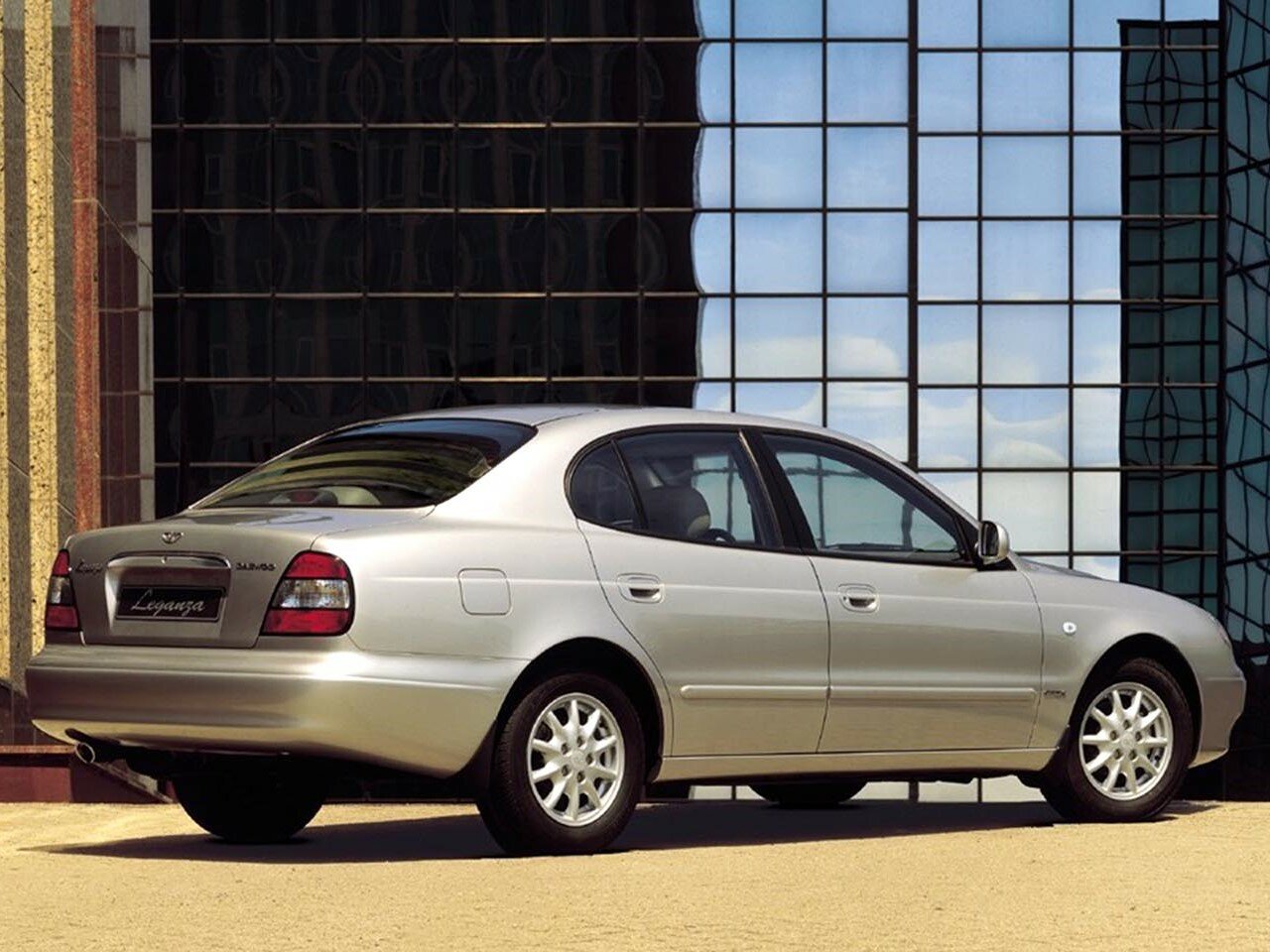 Daewoo Leganza, , 1997–2008, Седан: Вид сзади в три четверти