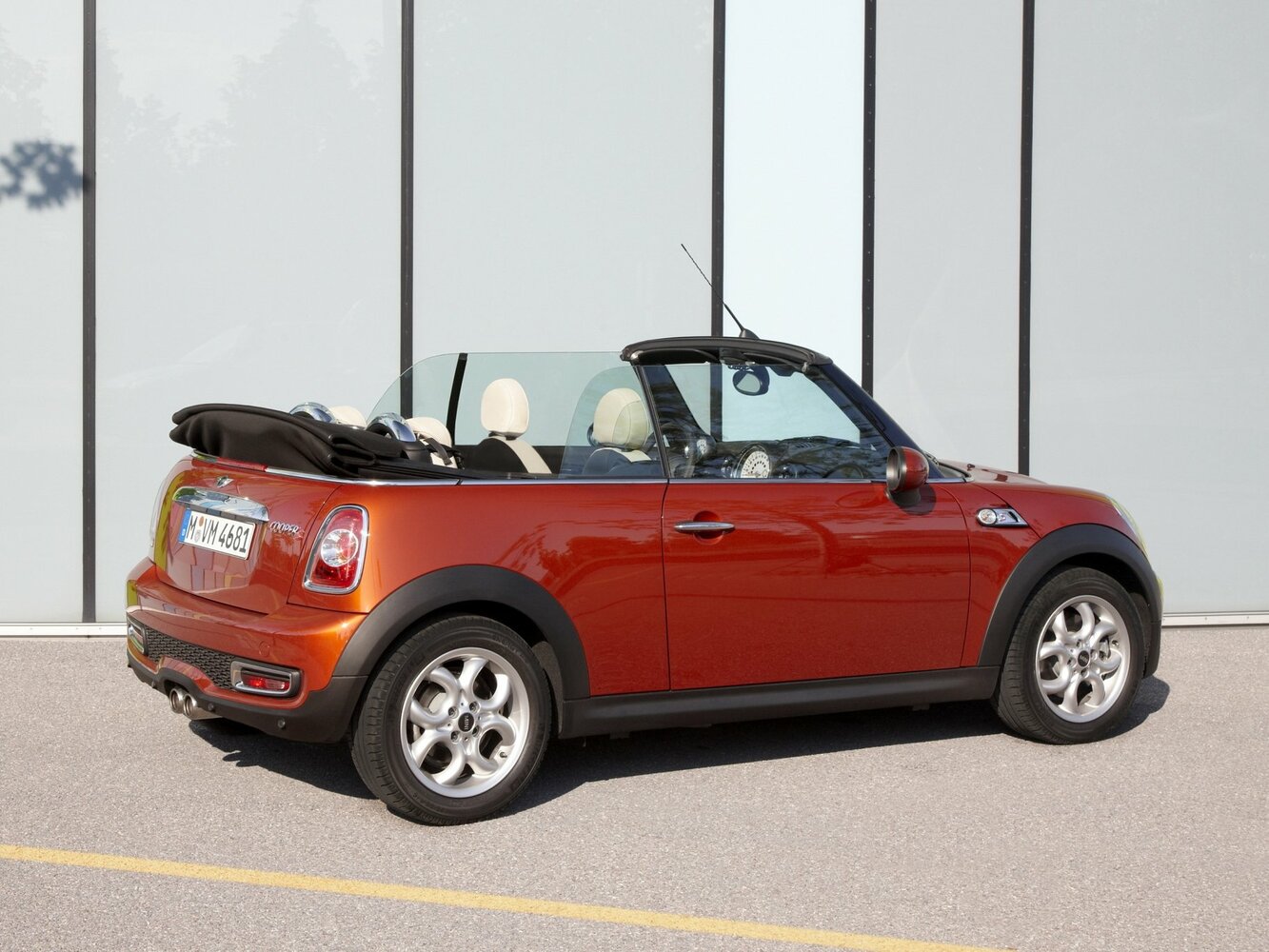 MINI Cabrio, II Рестайлинг, 2010–2015, Кабриолет Cooper S: Вид сзади в три четверти