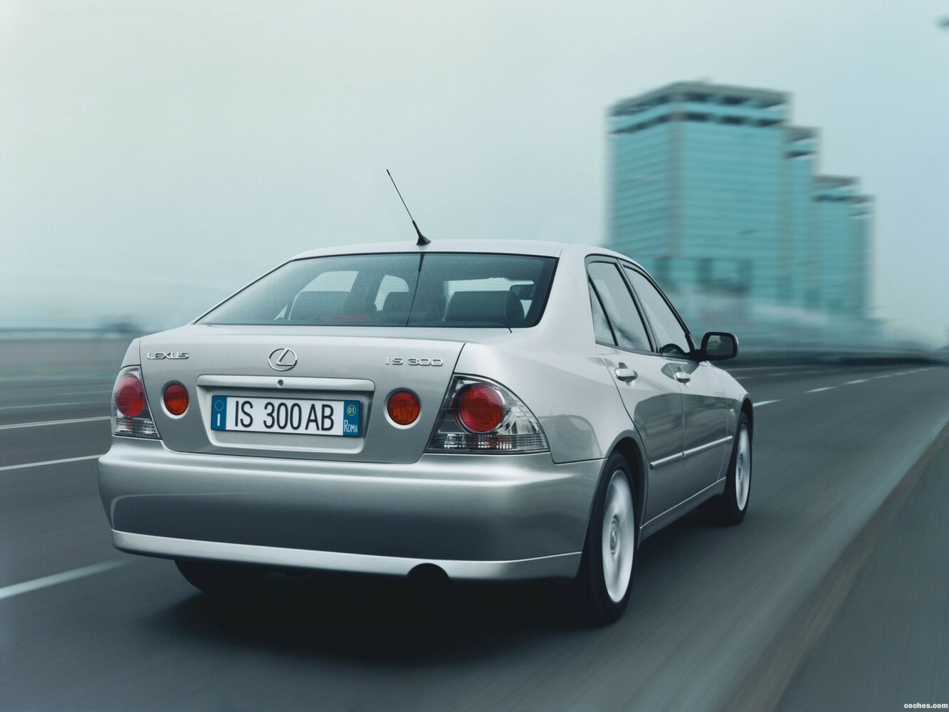 Lexus IS, I, 1999–2005, Седан: Вид сзади в три четверти