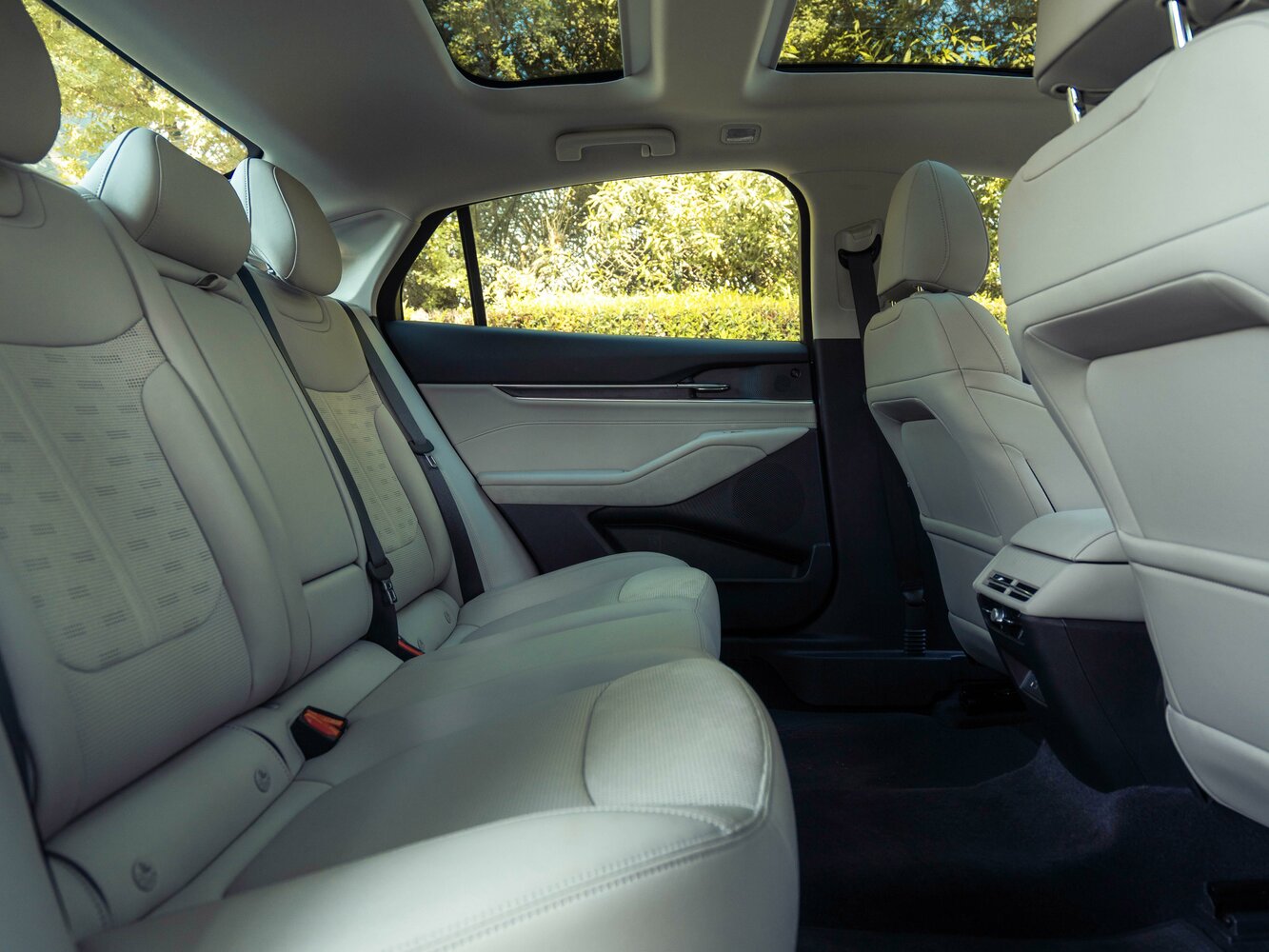 Ford Taurus, VIII facelift, 2025–2026, Sedan: Rear cabin