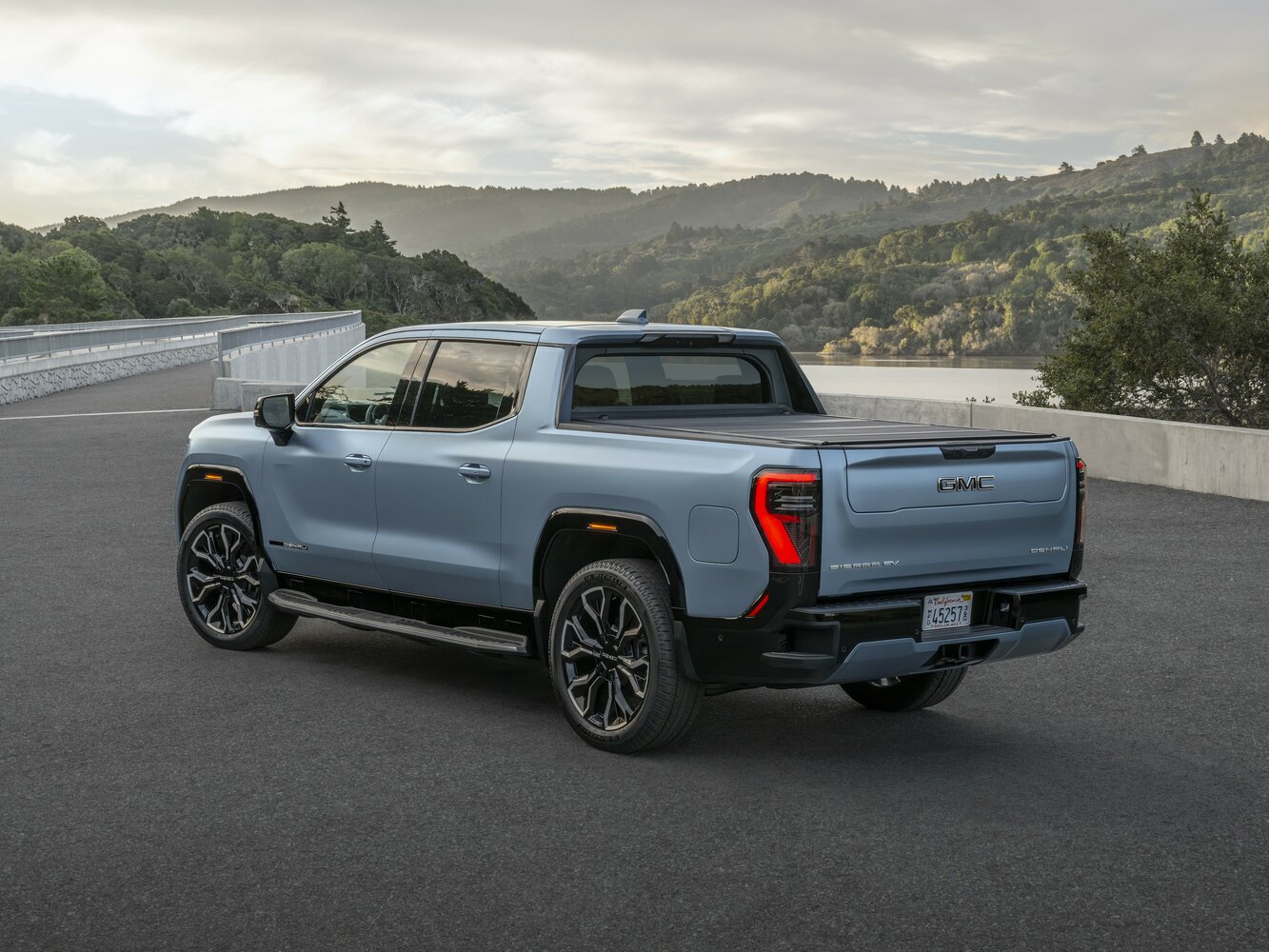 GMC Sierra, IV Рестайлинг, 2022–2026, Пикап Двойная кабина EV: Вид сзади в три четверти