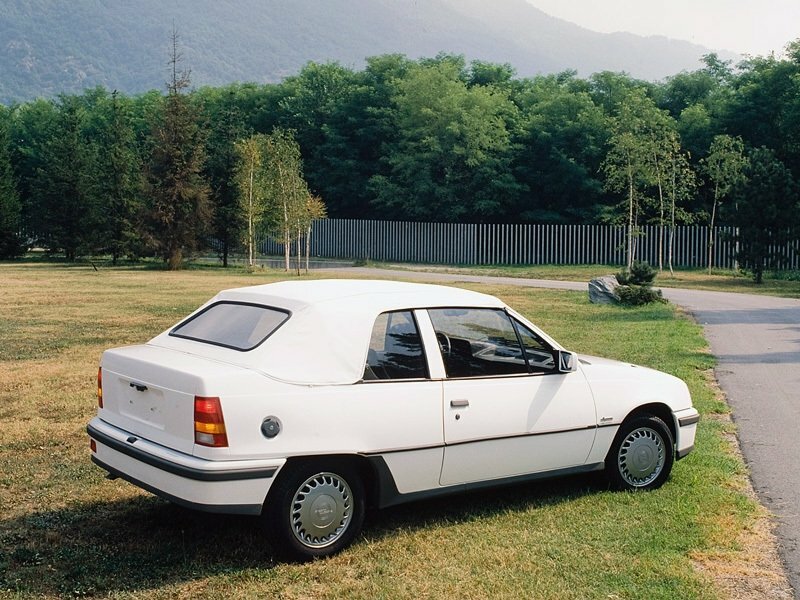 Opel Kadett, E Рестайлинг, 1989–1993, Кабриолет: Вид сзади в три четверти