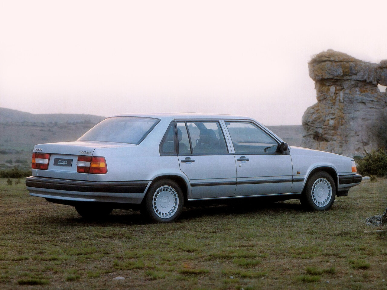 Volvo 940, , 1988–1998, Седан: Вид сзади в три четверти