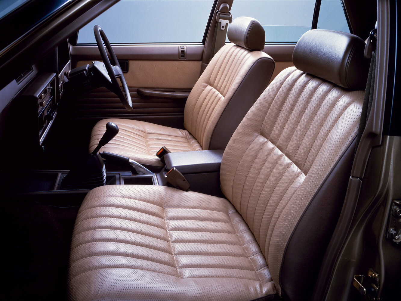 Nissan Skyline, VI (R30), 1981–1985, Estate 5 door: Front cabin