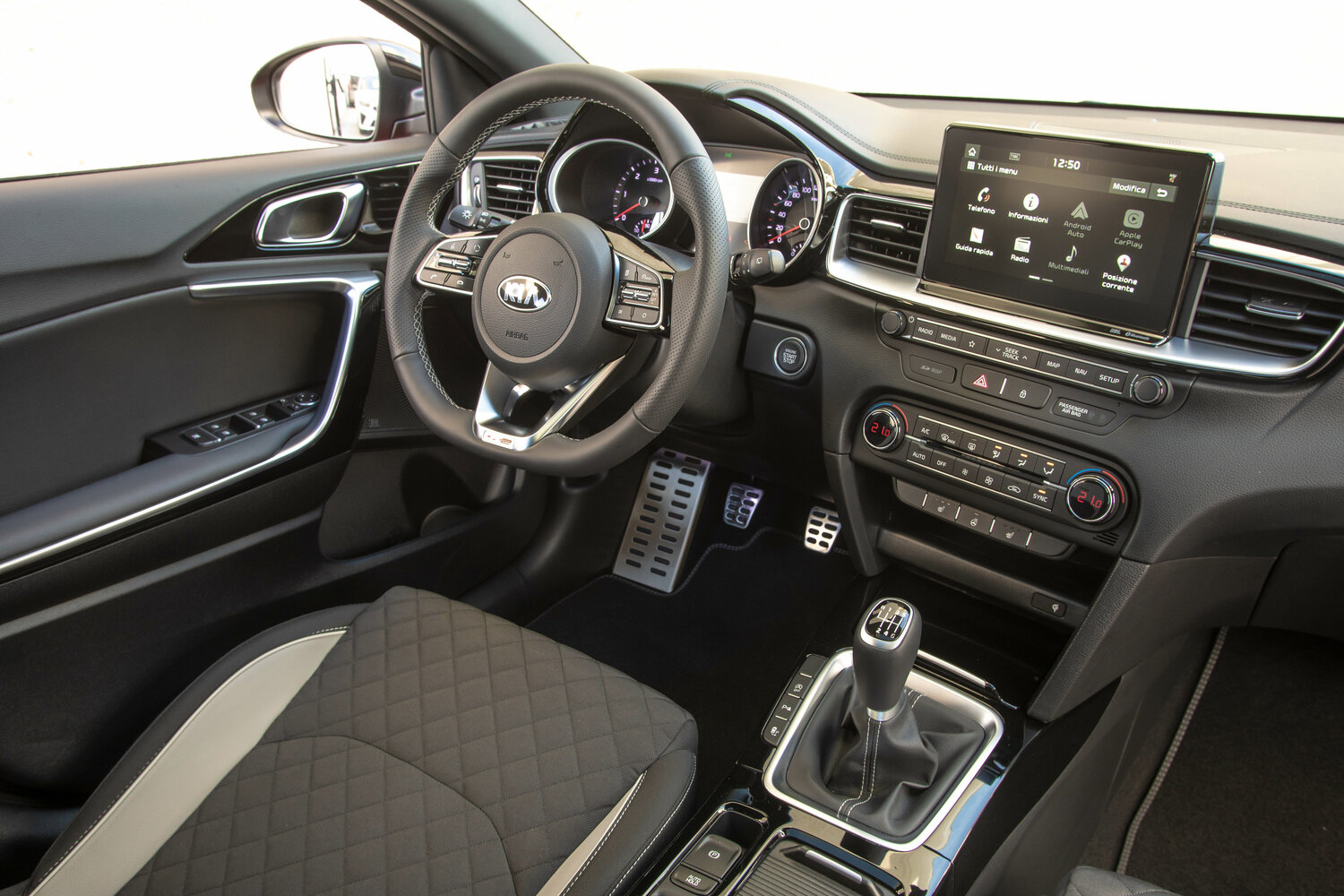 Kia Proceed, I, 2018–2021, Estate 5 door: Front cabin