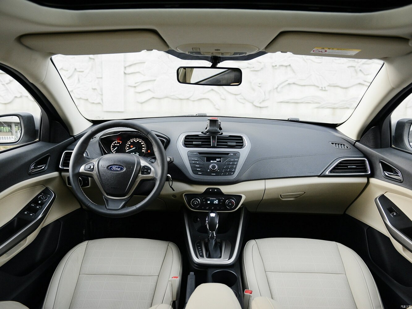 Ford Escort, VI, 2015–2019, Седан: Передняя панель