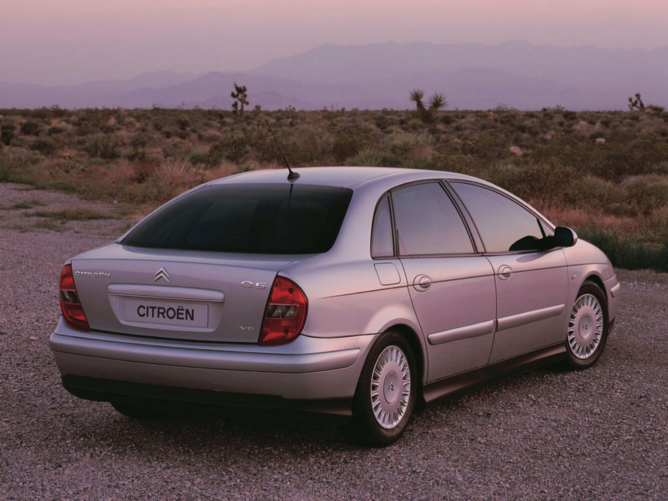 Citroen C5, I, 2000–2004, Лифтбек: Вид сзади в три четверти