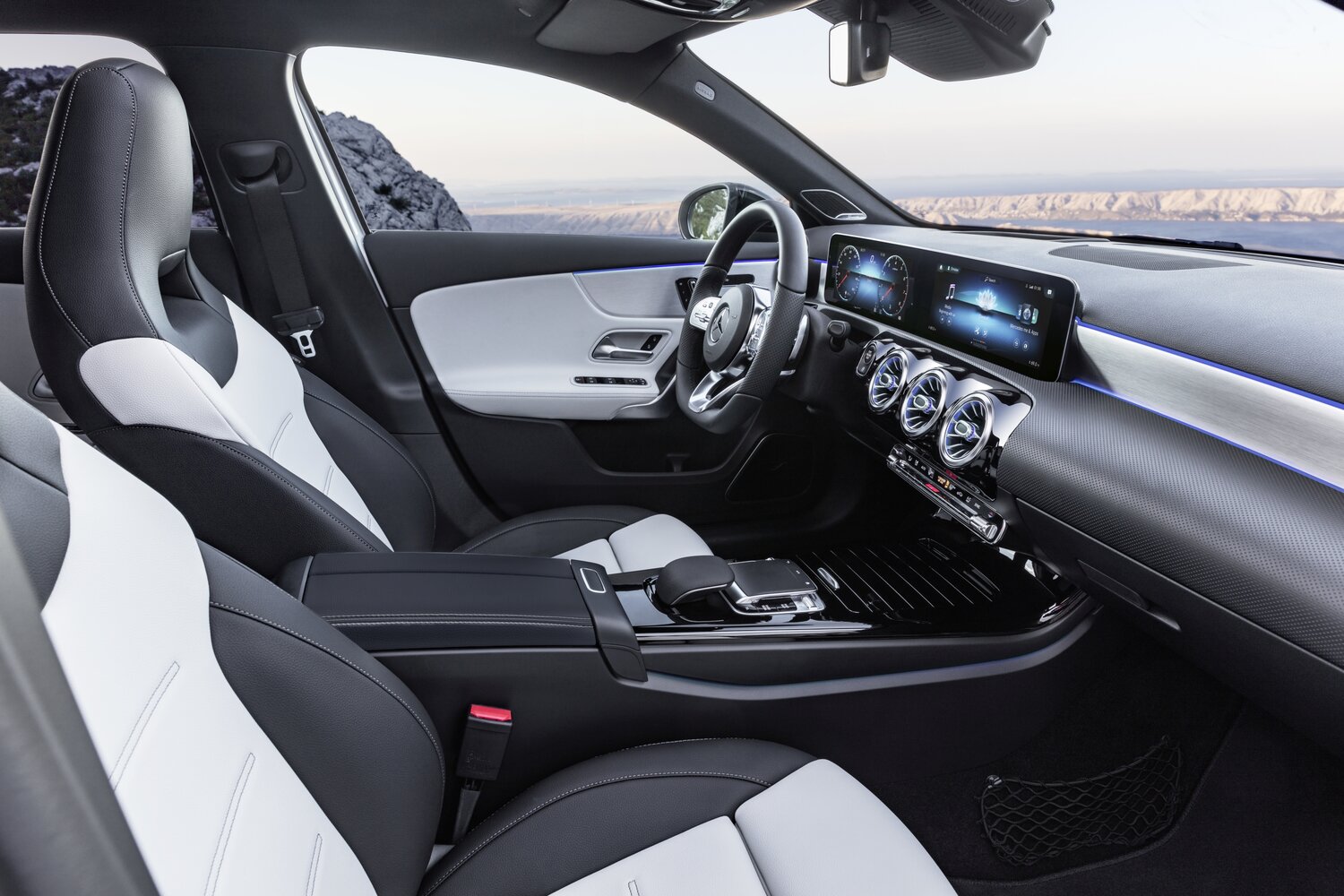 Mercedes-Benz A-Класс, IV (W177), 2018–2022, Хэтчбек 5 дв.: Передняя часть салона