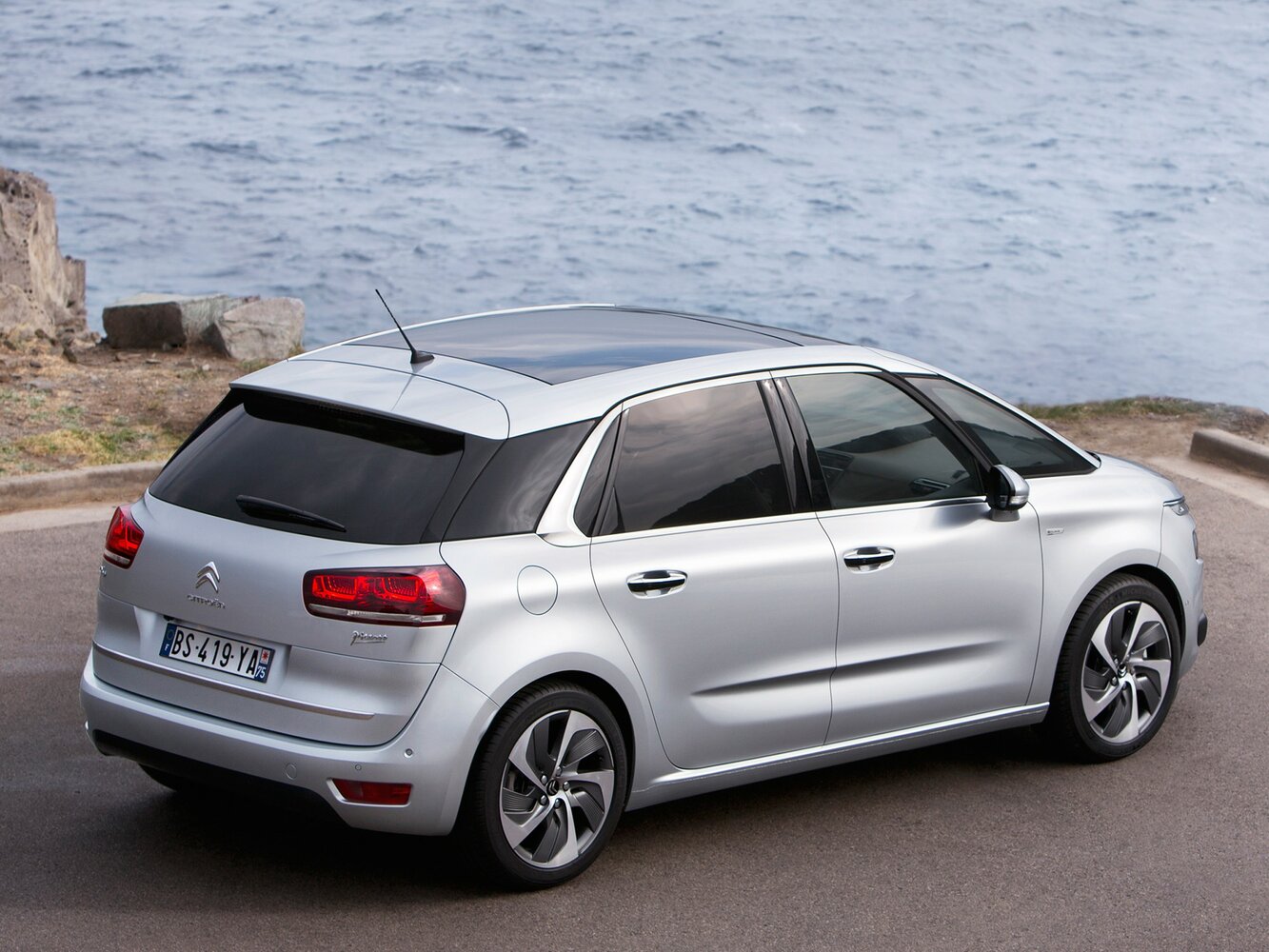 Citroen C4 Picasso, II, 2013–2016, Компактвэн: Вид сзади в три четверти