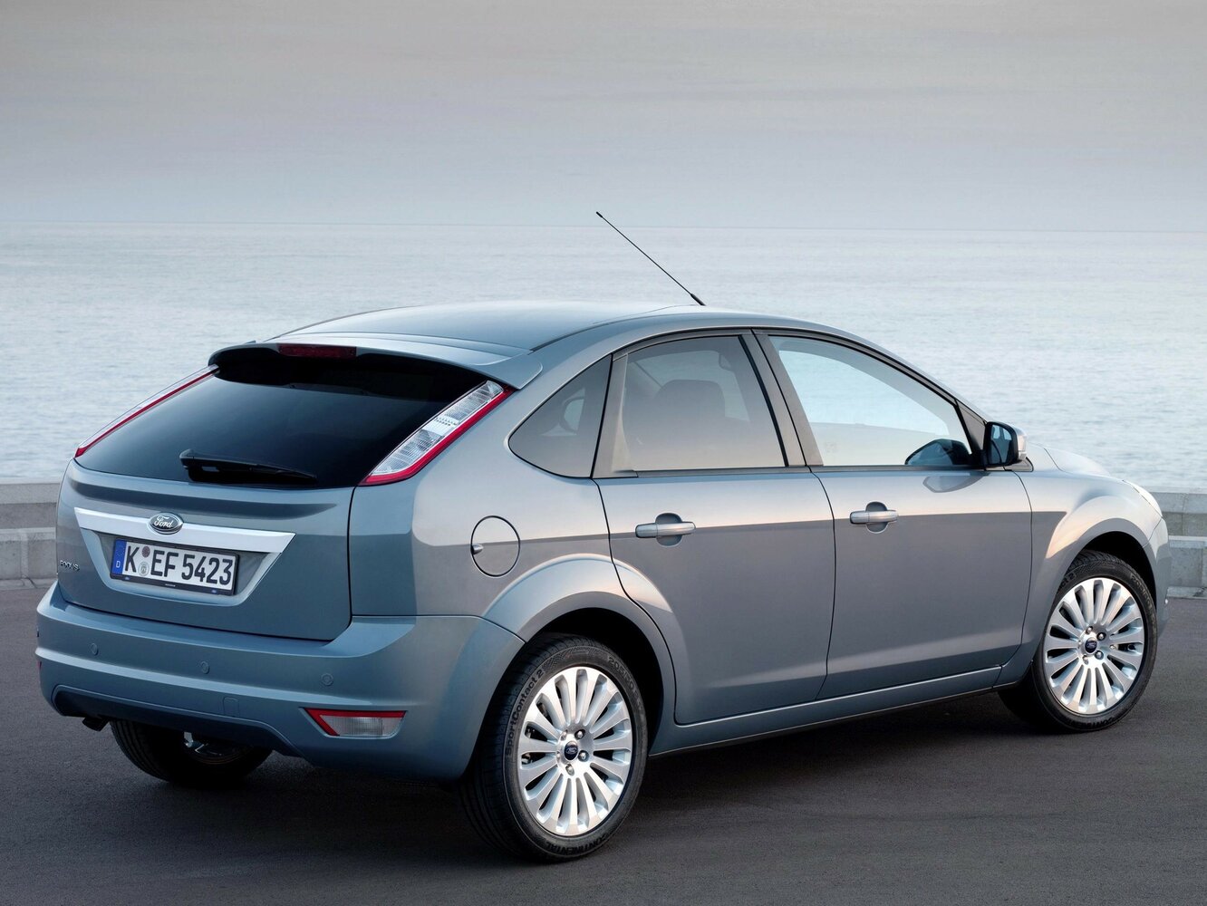 Ford Focus, II Рестайлинг, 2007–2011, Хэтчбек 5 дв.: Вид сзади в три четверти
