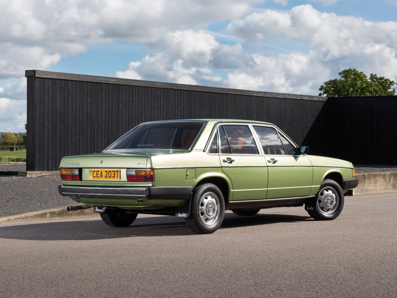 Audi 100, II (C2), 1976–1983, Sedan: Rear three-quarter view