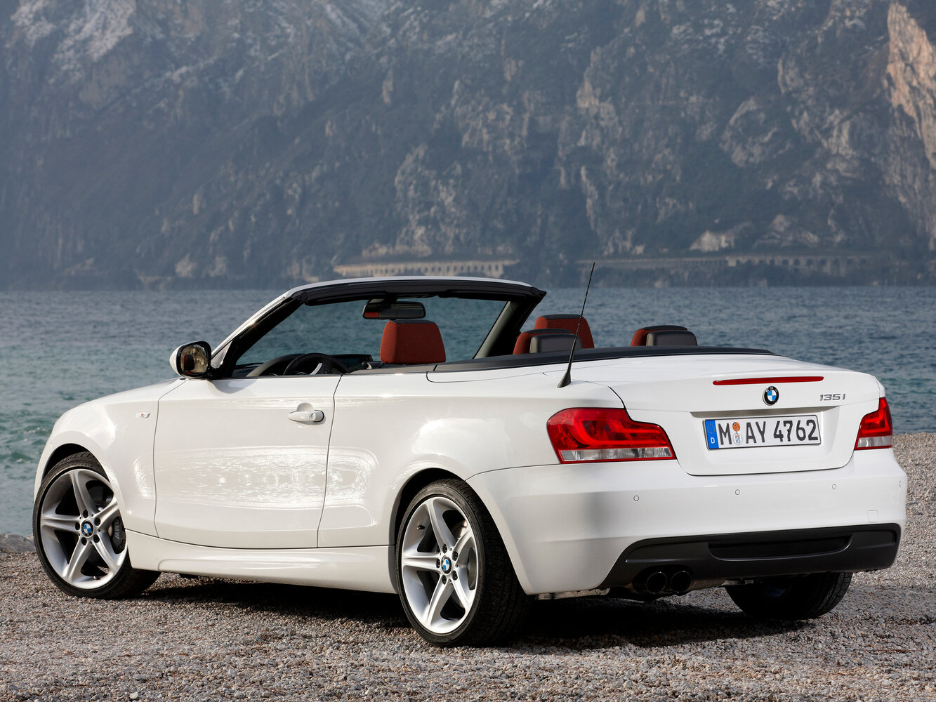 BMW 1 серии, I (E82/E88) Рестайлинг 2, 2011–2014, Кабриолет: Вид сзади в три четверти