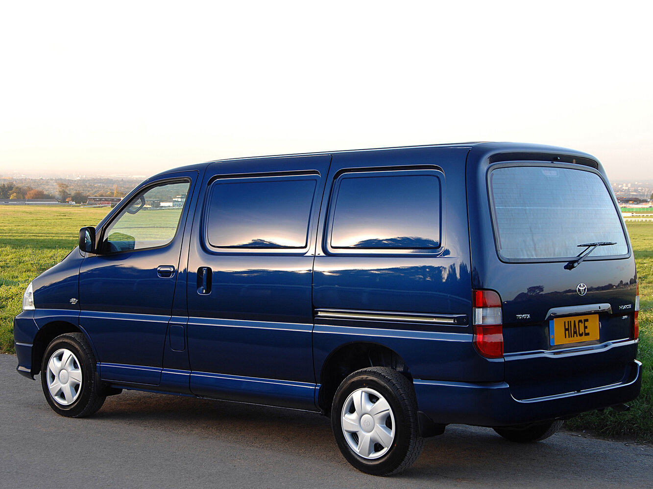 Toyota HiAce, XH10 Рестайлинг, 2006–2012, Фургон: Вид сзади в три четверти