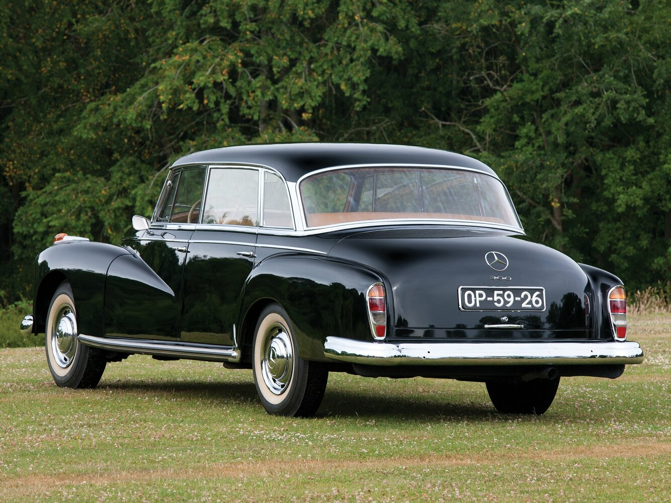Mercedes-Benz W189, , 1957–1962, Седан: Вид сзади в три четверти