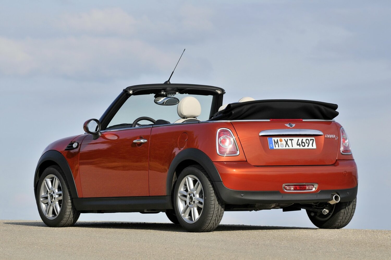 MINI Cabrio, II Рестайлинг, 2010–2015, Кабриолет: Вид сзади в три четверти