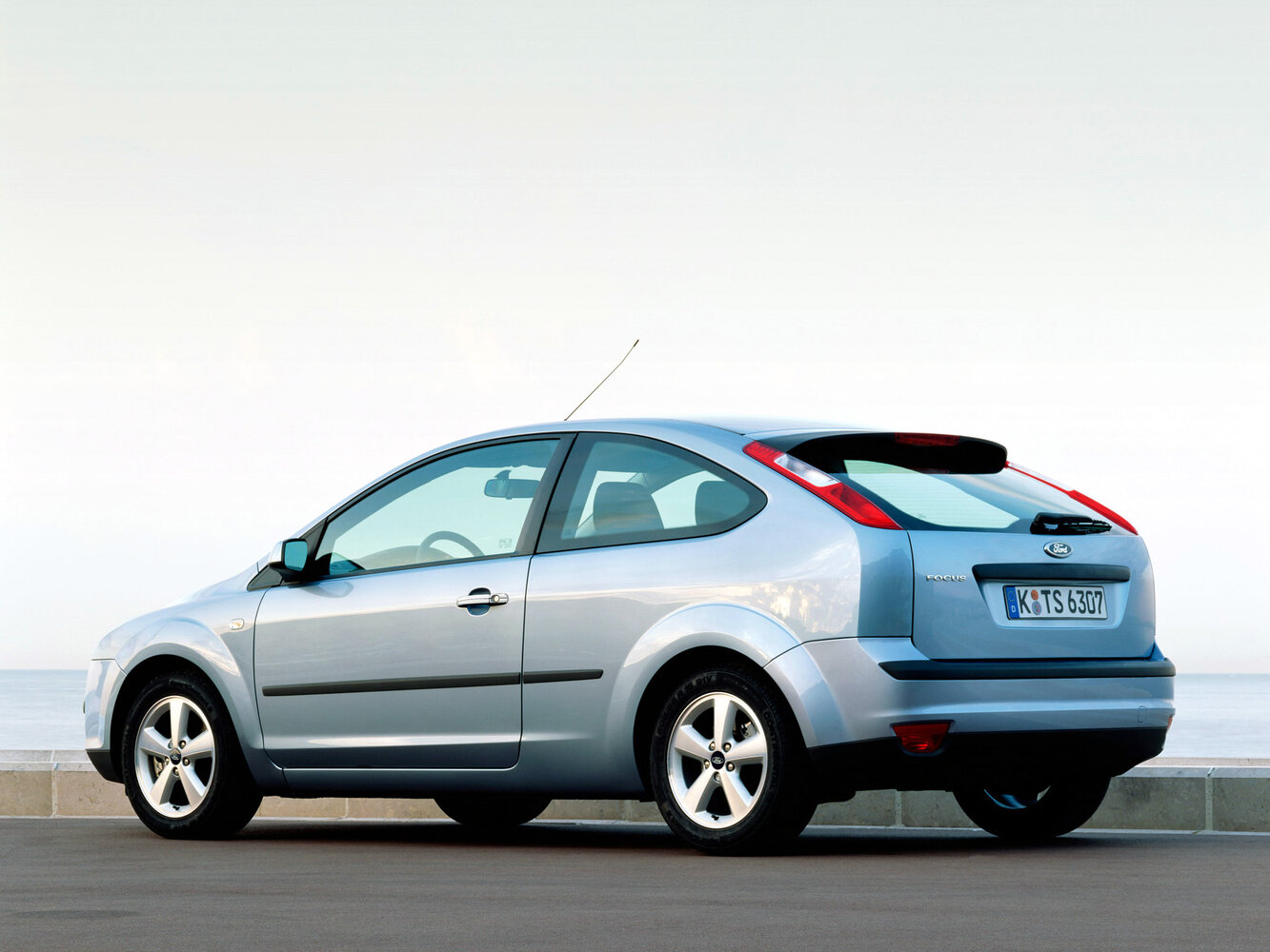 Ford Focus, II, 2004–2008, Хэтчбек 3 дв.: Вид сзади в три четверти