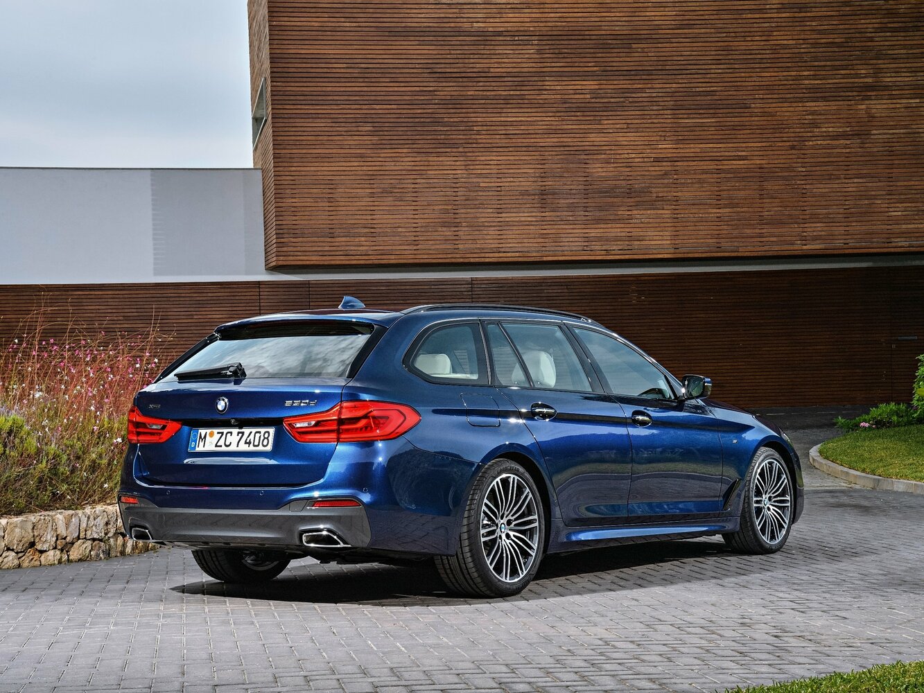 BMW 5 серии, VII (G30/G31/G38), 2017–2020, Estate 5 door: Rear three-quarter view