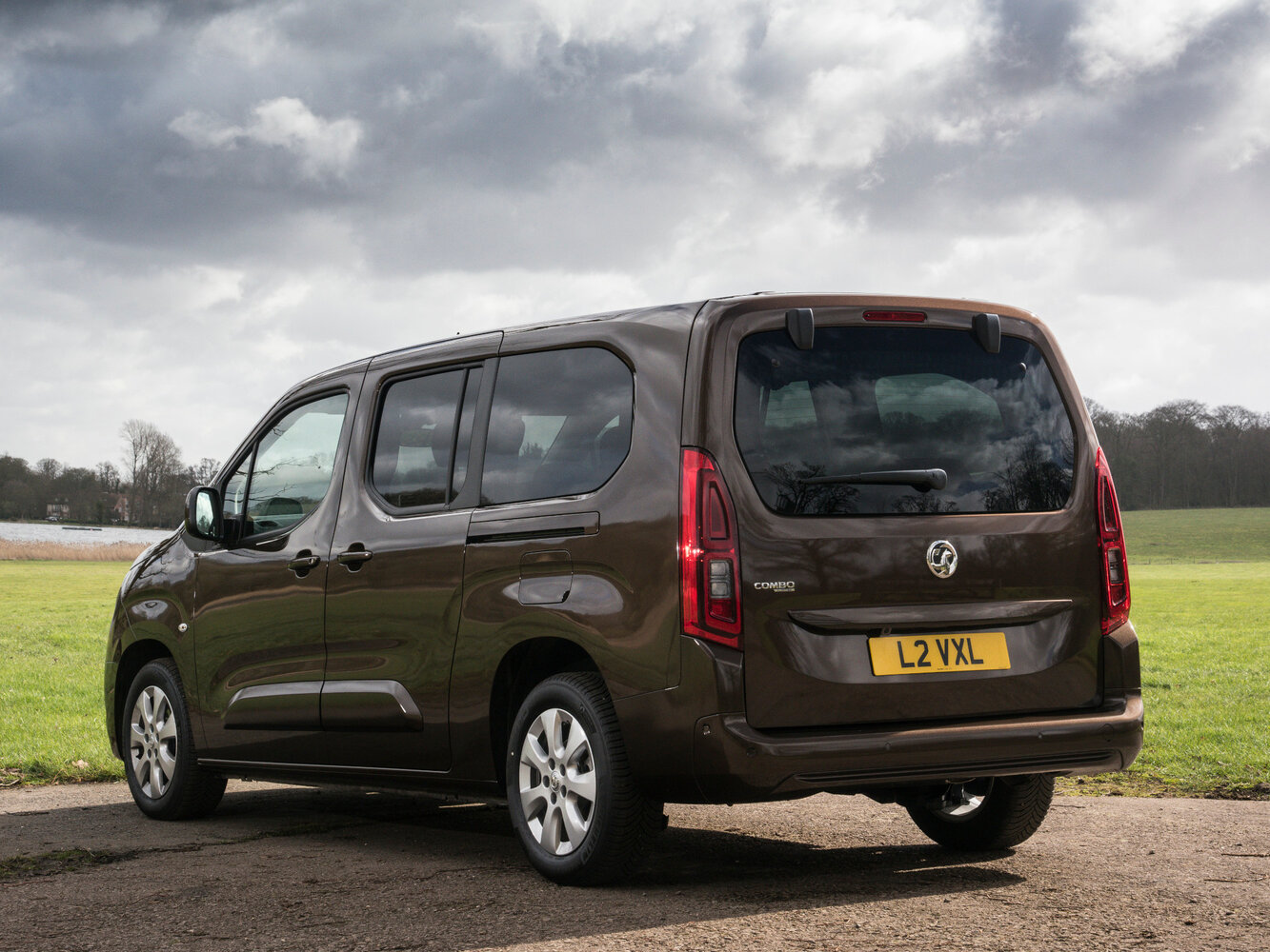 Vauxhall Combo, E, 2018–2024, Компактвэн XL: Вид сзади в три четверти