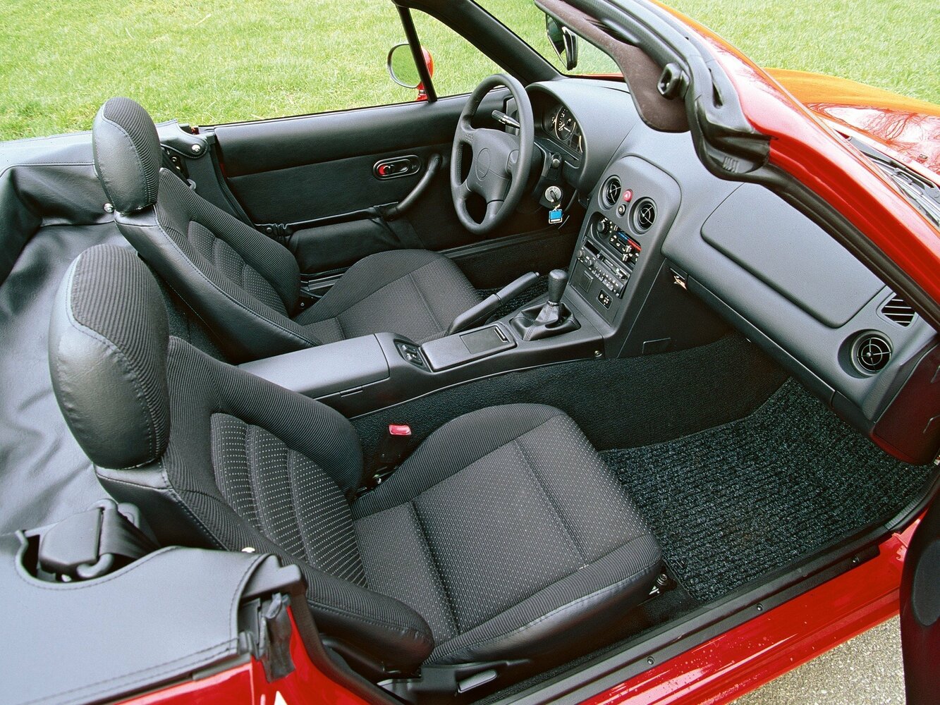 Mazda MX-5, I (NA), 1989–1998, Родстер: Передняя часть салона