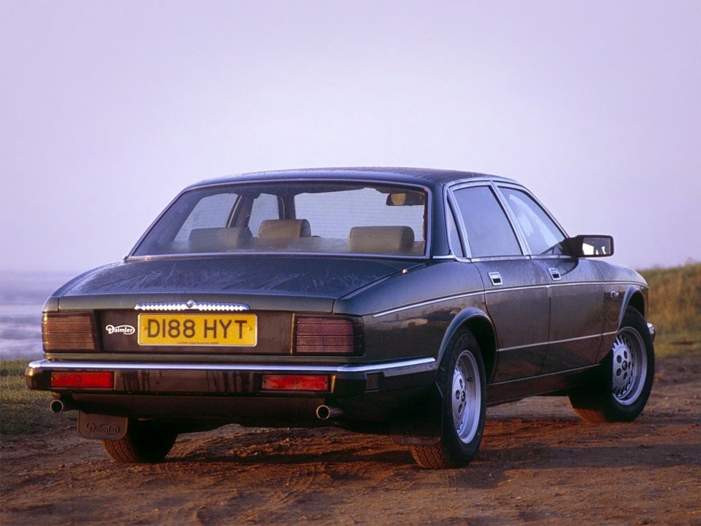 Daimler XJ40, , 1986–1994, Седан: Вид сзади в три четверти